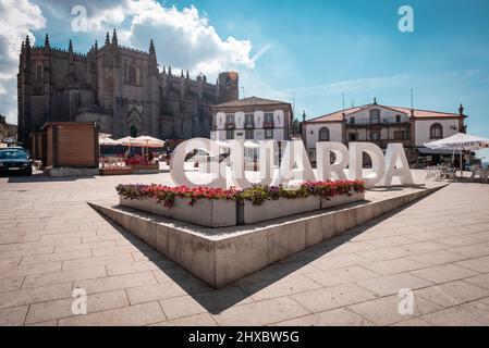 Guarda, Portugal; 3.. September 2021: Hauptplatz der Stadt Guarda in Portugal, mit dem Namen der Stadt im Vordergrund und der imposanten für Stockfoto