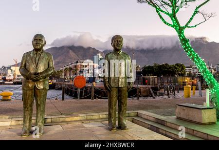 Die vier Bronzeskulpturen der Friedensnobelpreisträger auf dem Nobel Square an der Waterfront Kapstadt Südafrika Stockfoto