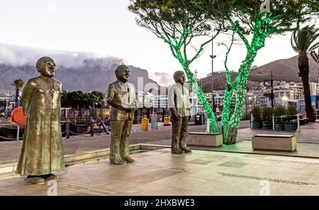 Die vier Bronzeskulpturen der Friedensnobelpreisträger auf dem Nobel Square an der Waterfront Kapstadt Südafrika Stockfoto