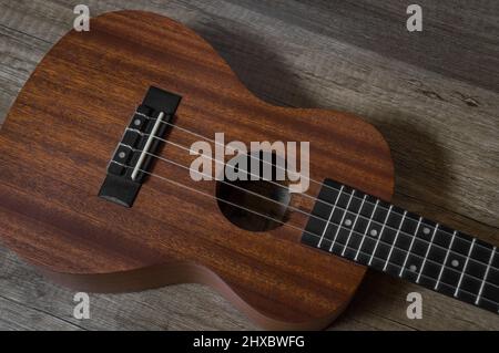 Ukulele auf Holzhintergrund. Stockfoto