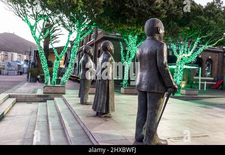 Die vier Bronzeskulpturen der Friedensnobelpreisträger auf dem Nobel Square an der Waterfront Kapstadt Südafrika Stockfoto
