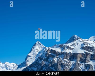 Ein Gleitschirm vor den berühmten Schweizer Bergen Eiger, Mönch und Jungfrau Stockfoto