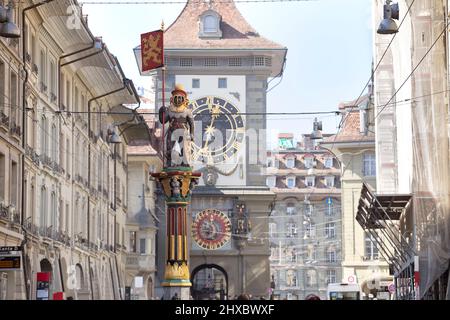 Bern, Schweiz, 03.10.2022: Zahringerbrunnen oder Zahringen Brunnen, mittelalterliche Ritterstatue mit Bär, Brunnen in der Altstadt mit Blick auf Architekt Stockfoto