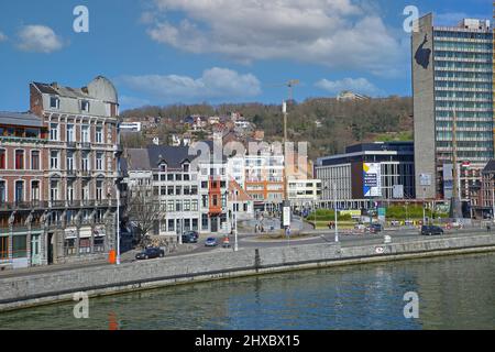 Lüttich (Cite), Belgien - März 5. 2022: Blick über die Maas auf moderne Gebäude mit Hügel im Stadtzentrum gegen blauen Himmel Stockfoto