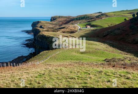 Küstenweg und Naturpark an der Nordküste Spaniens zwischen Noja und La Sorrozuela in Kantabrien Stockfoto