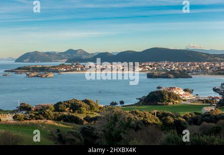 Blick vom Mirador playa Joyel in Richtung Isla und Noja in Kantabrien, Spanien Stockfoto