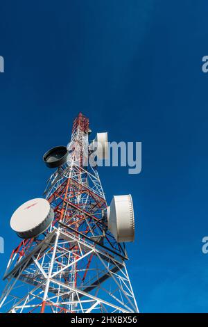 Großer Telekommunikationsturm am Stadtrand von Barcelona in Spanien Stockfoto