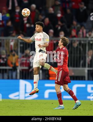 Karim Adeyemi vom Red Bull FC Salzburg, Thomas Müller vom FC Bayern München Fussball UEFA Championsleague FC Bayern MŸnchen - RB Salzburg Achtelfinale RŸckspiel Saison 2021 / 2022 8.3.2022 © diebilderwelt / Alamy Stock Stockfoto