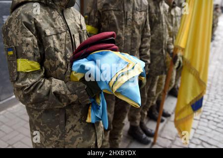 Ukrainische Soldaten stehen während der Trauerfeier. gedenkgottesdienst Stockfoto