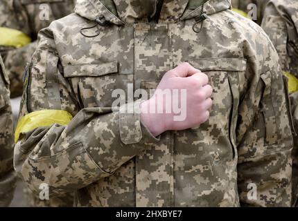 Ukrainische Soldaten stehen während der Trauerfeier. gedenkgottesdienst Stockfoto