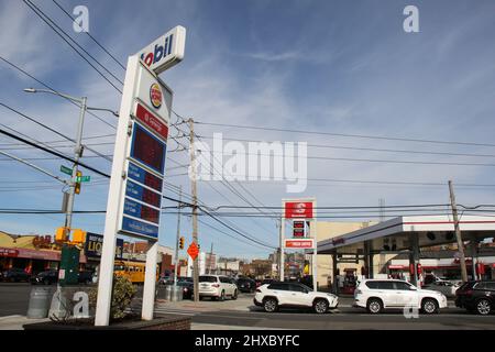 Brooklyn, Usa. 08. März 2022. Die Gaspreise steigen mit den Sanktionen gegen Russland an. Aufgenommen am 8. März 2022 in Brooklyn, New York. (Foto von Erica Price/Sipa USA) Quelle: SIPA USA/Alamy Live News Stockfoto