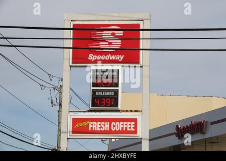 Brooklyn, Usa. 08. März 2022. Die Gaspreise steigen mit den Sanktionen gegen Russland an. Aufgenommen am 8. März 2022 in Brooklyn, New York. (Foto von Erica Price/Sipa USA) Quelle: SIPA USA/Alamy Live News Stockfoto