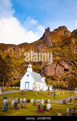 Svolvaer Kapell ist ein Teil der Norwegischen Kirche, die unterhalb der Felsformation Svolvaergeita („die Svolvaer Ziege“) liegt. Stockfoto