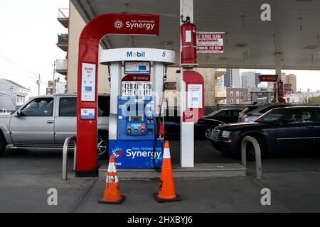 Brooklyn, Usa. 08. März 2022. Die Gaspreise steigen mit den Sanktionen gegen Russland an. Aufgenommen am 8. März 2022 in Brooklyn, New York. (Foto von Erica Price/Sipa USA) Quelle: SIPA USA/Alamy Live News Stockfoto