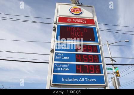 Brooklyn, Usa. 08. März 2022. Die Gaspreise steigen mit den Sanktionen gegen Russland an. Aufgenommen am 8. März 2022 in Brooklyn, New York. (Foto von Erica Price/Sipa USA) Quelle: SIPA USA/Alamy Live News Stockfoto