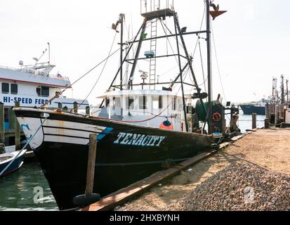 Narragansett, Rhode Island, USA - 27. Juni 2021: Ein kommerzielles Fischereischiff wird an einem Dock in Narragansett Rhoe Island neben der Blockinsel angebunden Stockfoto