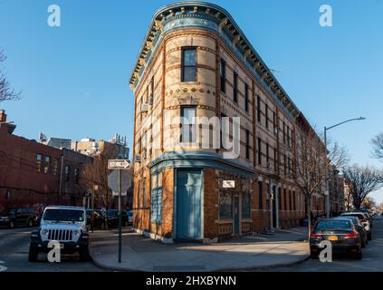 Astoria, Queens, USA - 27. Februar 2022: Ein kleines flatiron-Gebäude an der Ecke Newtown Rd und 41. in Astoria Queens. Stockfoto