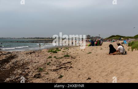 Narragansett, Rhode Island - USA - 27. Juni 2021: Blick auf den Strand am Roger Wheeler State Beach in Rhode Island im Frühsommer 2021, Stockfoto