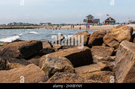 Narragansett, Rhode Island, USA - 27. Juni 2021: Blick auf den Roger Wheeler State Beach hinter einem großen Felsen hetty in Narragansett Rhode Island. Stockfoto