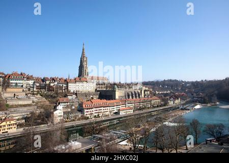 Panorama von Bern, der Hauptstadt der Schweiz. Blick von der Kirchenfeldbrücke auf die Altstadt, das Berner Münster und die Aare. Stockfoto