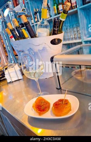 Ein Glas Weißwein und typisch spanische Tapas im Bar Restaurant, Spanien Stockfoto