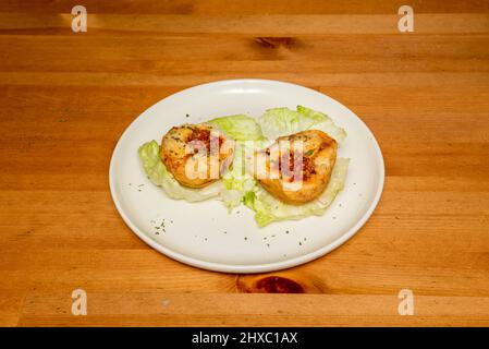 Gefüllte Backkartoffeln sind sehr einfach zu machen und die Füllung kann eine große Vielfalt dank der Vielseitigkeit dieser großen Knolle sein. Stockfoto