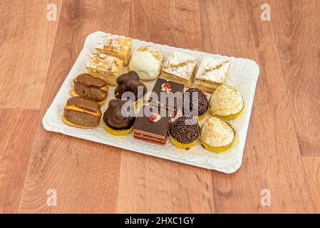 Auswahl an Kuchen aus sehr feinem Blätterteig oder Keksen mit verschiedenen Füllungen; Creme, Schokoladenmousse-Creme, Eigelb, Erdbeerkaffee, apfel Stockfoto