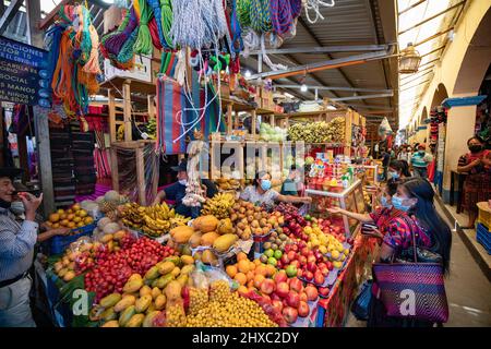 Farbenprächtiger wöchentlicher Chichicastenango Maya-Markt in Guatemala, Zentralamerika. Stockfoto