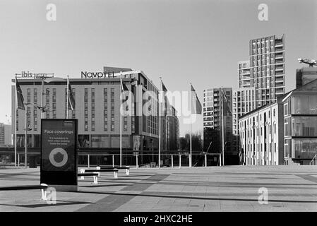 Hotels und Apartments vor dem Eingang zur Excel Arena, Anfang 2022, London Docklands, Südostengland Stockfoto