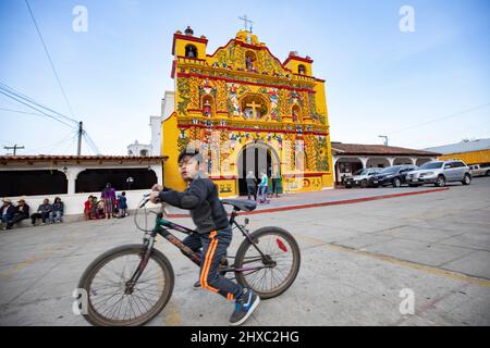 Maya-Kirche von San Andrés Xecul, in der Nähe von Xela, Guatemala, Mittelamerika. Stockfoto