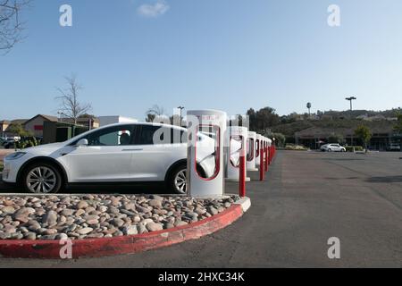 San Diego, Usa. 10. März 2022. Eine große Tesla EV-Station, die kürzlich installiert wurde, wird am Donnerstag, den 10. März 2022, in San Diego, Kalifornien, mit vielen Autos aufgeladen. Es gab eine Verbreitung von Elektrofahrzeugen, da immer mehr Kalifornier sich von Gasfahrzeugen weg in Richtung Elektrofahrzeuge verlagern. (Foto: Rishi Deka/Sipa USA) Quelle: SIPA USA/Alamy Live News Stockfoto