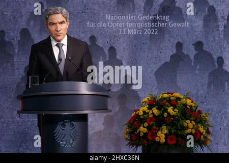 Berlin, Deutschland. 11. März 2022. Stephan Harbarth, Präsident des Bundesverfassungsgerichts, spricht beim Gedenken der deutschen Regierung an die Opfer terroristischer Gewalt. Der Gedenktag, der jährlich am 11. März stattfindet, knüpft auf nationaler Ebene an den Europäischen Gedenktag an, der nach den Bombenanschlägen von Madrid vom 11. März 2004 eingerichtet wurde und europaweit gefeiert wird. Quelle: Carsten Koall/dpa/Alamy Live News Stockfoto