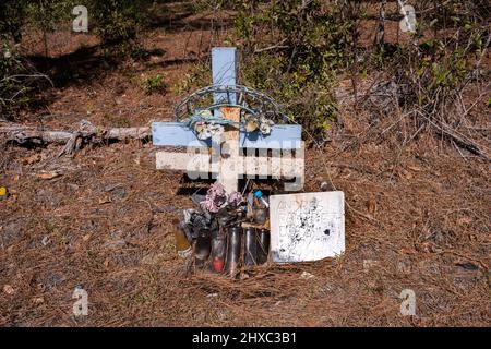 Ein Denkmal am Straßenrand wird zu Ehren eines Menschen gefunden, der auf dieser Straße, einer gemeinsamen Tradition in der ganzen Welt, abgereist ist. Stockfoto