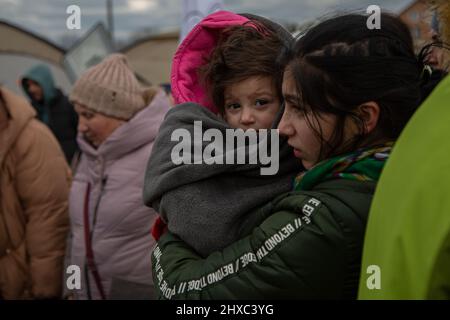 Medyka, Medyka, Polen. 8. März 2022. Ukrainische Flüchtlinge kommen über die Medyka-Grenze nach Polen, Tausende Ukrainer kommen vor dem Krieg über die Medyka-Grenze nach Polen. Seit Beginn der russischen Invasion in die Ukraine sind mehr als 2 Millionen Menschen auf der Flucht, die überwiegende Mehrheit davon Frauen und Kinder. (Bild: © Fer Capdepon Arroyo/Pacific Press via ZUMA Press Wire) Stockfoto