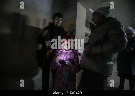 Lviv, Ukraine. 11. März 2022. 11. März 2022. Lviv, Ukraine. Pavel, Anna und Kira bleiben in einem Unterschlupf, während die Sirenen des Luftangriffs in der Luft der Stadt Lviv in der Ukraine klingen. Russische Streitkräfte haben in diesem Monat in die Ukraine eingedrungen. (Foto von Gian Marco Benedetto/Sipa USA) Quelle: SIPA USA/Alamy Live News Stockfoto