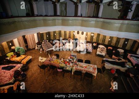 Lviv, Ukraine. 11. März 2022. 10. März 2022. Ukrainische Flüchtlinge im Kurdischen Theater Les in Lviv, Ukraine. Russische Streitkräfte haben in diesem Monat in die Ukraine eingedrungen. (Foto von Gian Marco Benedetto/Sipa USA) Quelle: SIPA USA/Alamy Live News Stockfoto