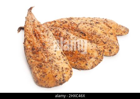 Studioaufnahme von heiß geräucherten, gepfefferten Makrelenfilets, die vor einem weißen Hintergrund ausgeschnitten wurden - John Gollop Stockfoto