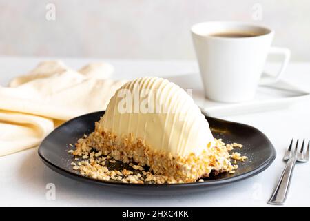 Bananenkuchen mit weißer Schokolade auf weißem Hintergrund. Fruchtiger malaga-Kuchen. Nahaufnahme Stockfoto