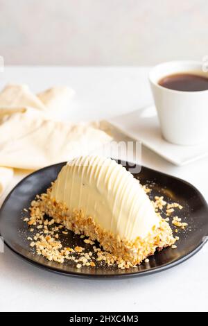 Bananenkuchen mit weißer Schokolade auf weißem Hintergrund. Fruchtiger malaga-Kuchen. Nahaufnahme Stockfoto