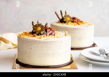 Festlicher Kuchen mit weißem Schokoladencroquant auf weißem Hintergrund. Krokant Kuchen. Nahaufnahme Stockfoto
