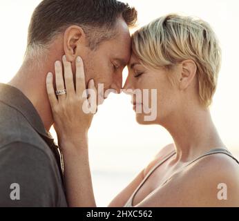 Für immer zusammen. Nahaufnahme einer Frau, die ihren Mann hält, während sie draußen stehen. Stockfoto