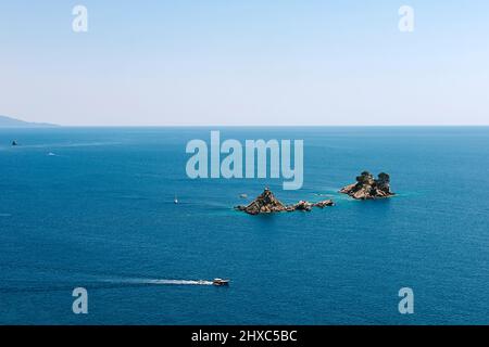 Malerischer Blick auf Felsen an einem sonnigen Tag vom Meer aus. Budva riviera, Montenegro. Luftaufnahme von Sveti Nikola, Budva Insel, Montenegro. Hawaii Beach Stockfoto