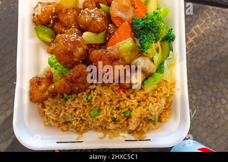 Chinesisches Ingwer-Hühnchen-Gericht, das bereit ist, in einem Food Court zu essen Stockfoto