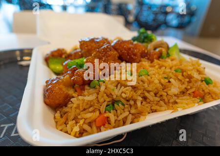 Chinesisches Ingwer-Hühnchen-Gericht, das bereit ist, in einem Food Court zu essen Stockfoto