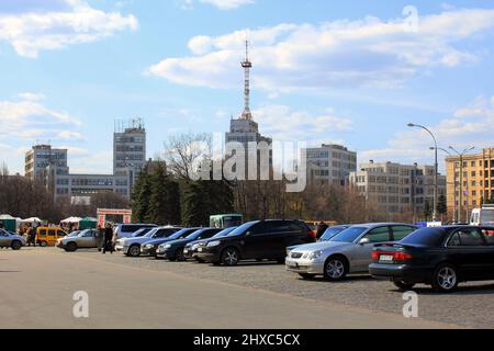 CHARKOW, UKRAINE - 21. APRIL 2011: Dies ist der Platz der Freiheit mit dem Gebäude der Staatsindustrie, im Stil des Konstruktivismus der 30s gebaut Stockfoto