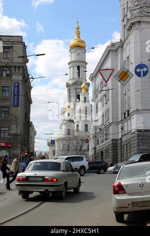 CHARKOW, UKRAINE - 21. APRIL 2011: Es ist die Kathedrale der Himmelfahrt der seligen Jungfrau Maria, eine der ältesten orthodoxen Kirchen der Stadt. Stockfoto