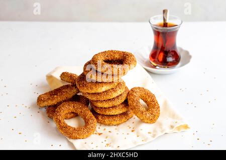 Traditionelle mittelöstliche Sesamringkekse, die kandil simidi genannt werden. Türkischer Sesambagel. Nahaufnahme Stockfoto