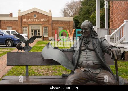 Bronzeskulptur von Ben Franklin auf der Bank in Smithfield, Virginia Stockfoto