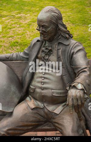 Bronzeskulptur von Ben Franklin auf der Bank in Smithfield, Virginia Stockfoto