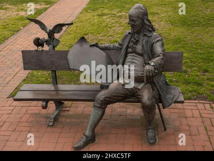 Bronzeskulptur von Ben Franklin auf der Bank in Smithfield, Virginia Stockfoto